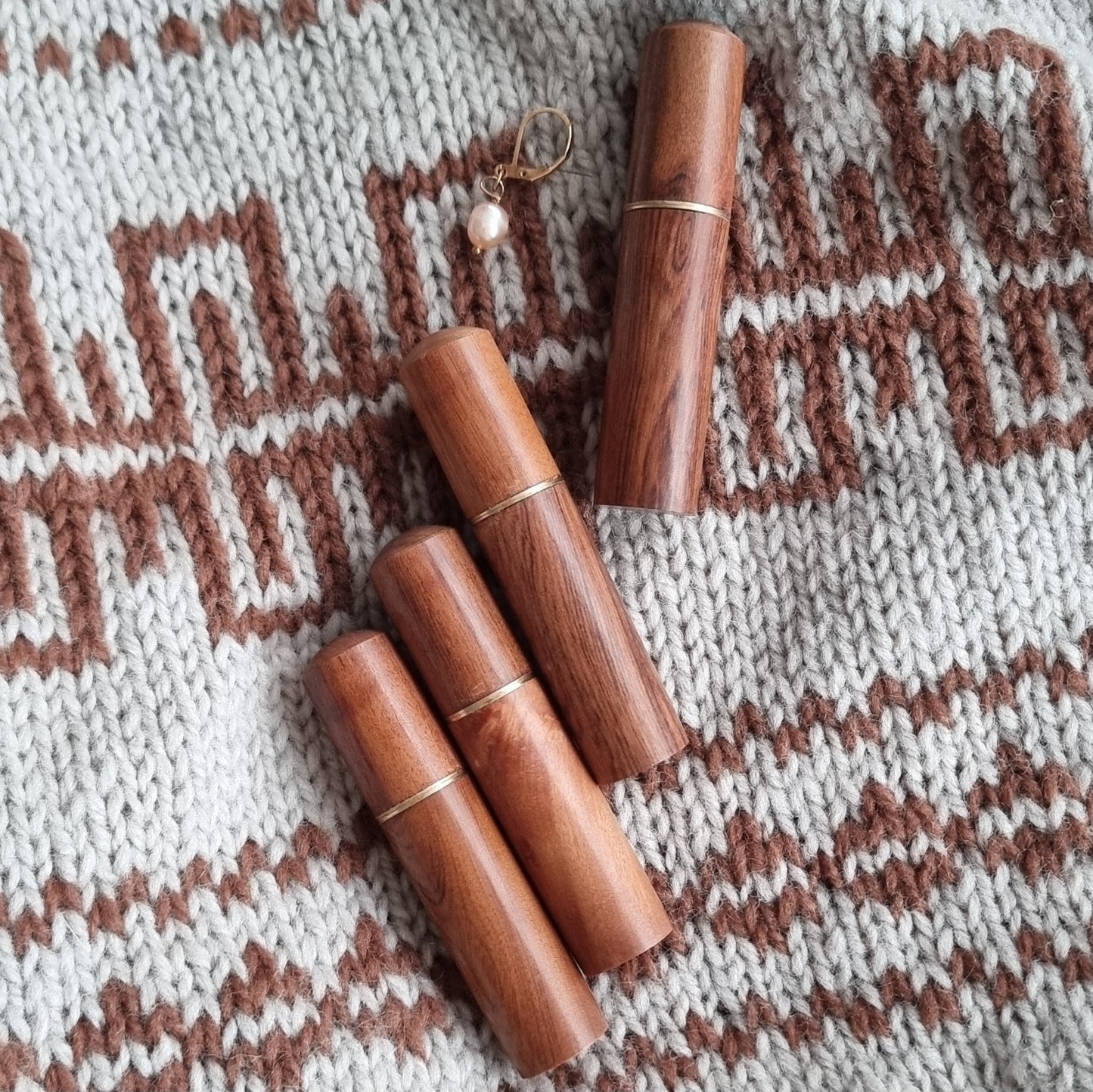 Praktisk nåleholder i tre med skrulokk