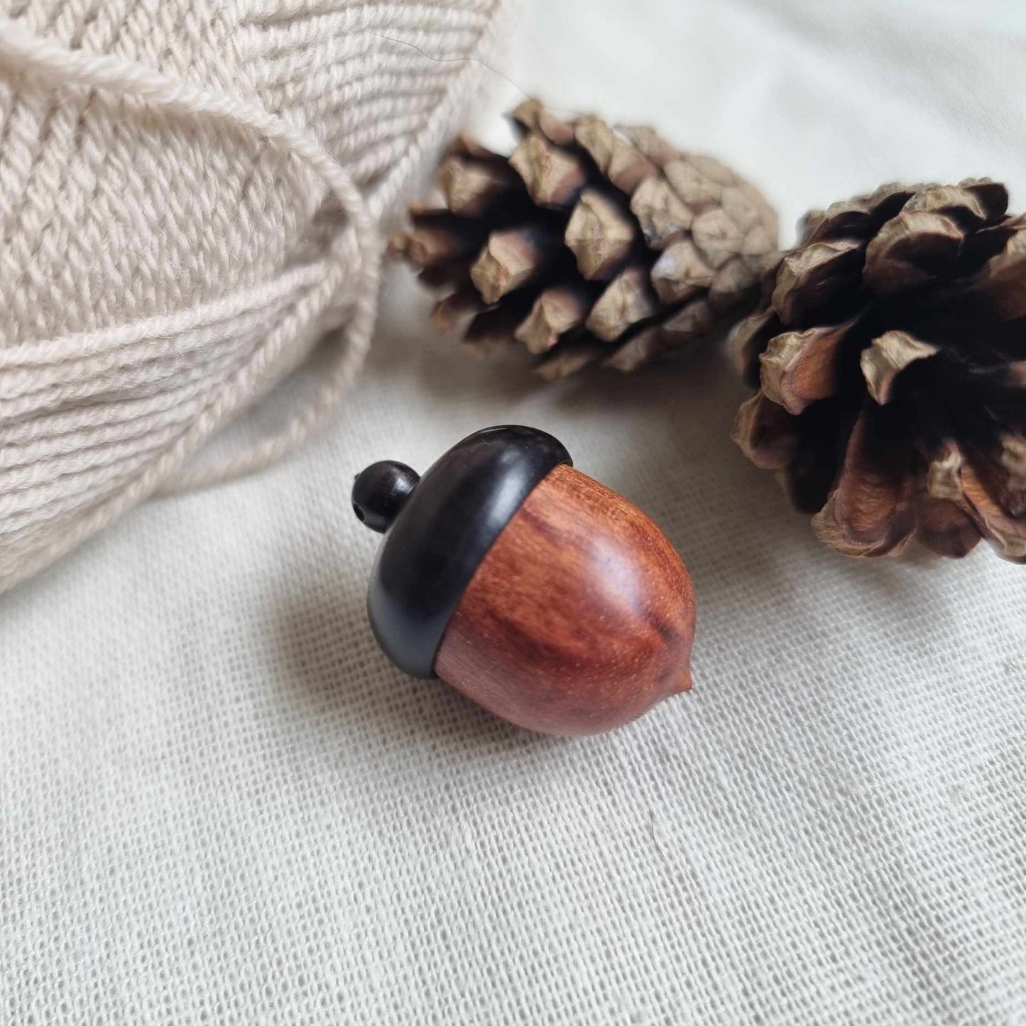 Eikenøtt i tre med 4 markører