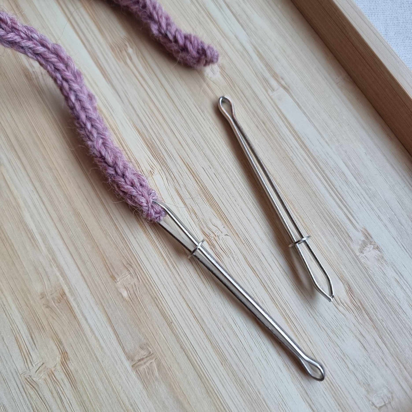 Pinsett til å tre i strikk/bånd