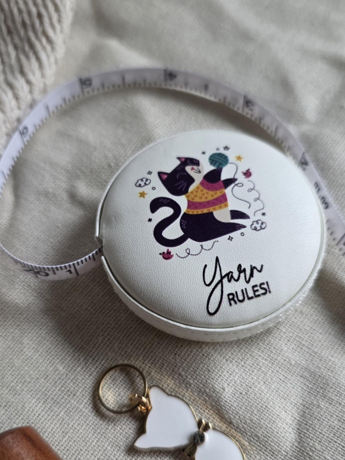 (UKENS PRODUKT) Målebånd "Yarn Rules"
