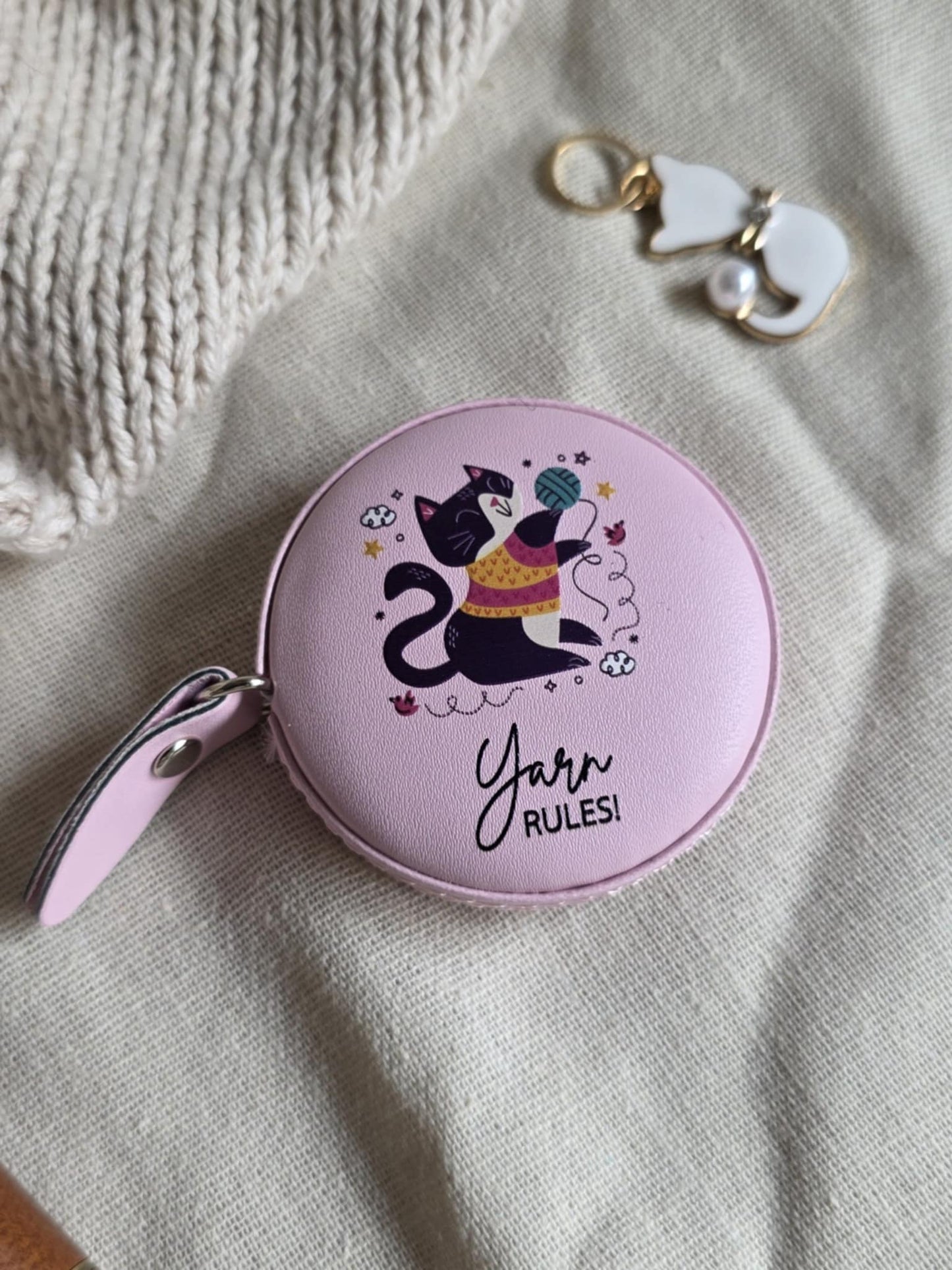 (UKENS PRODUKT) Målebånd "Yarn Rules"
