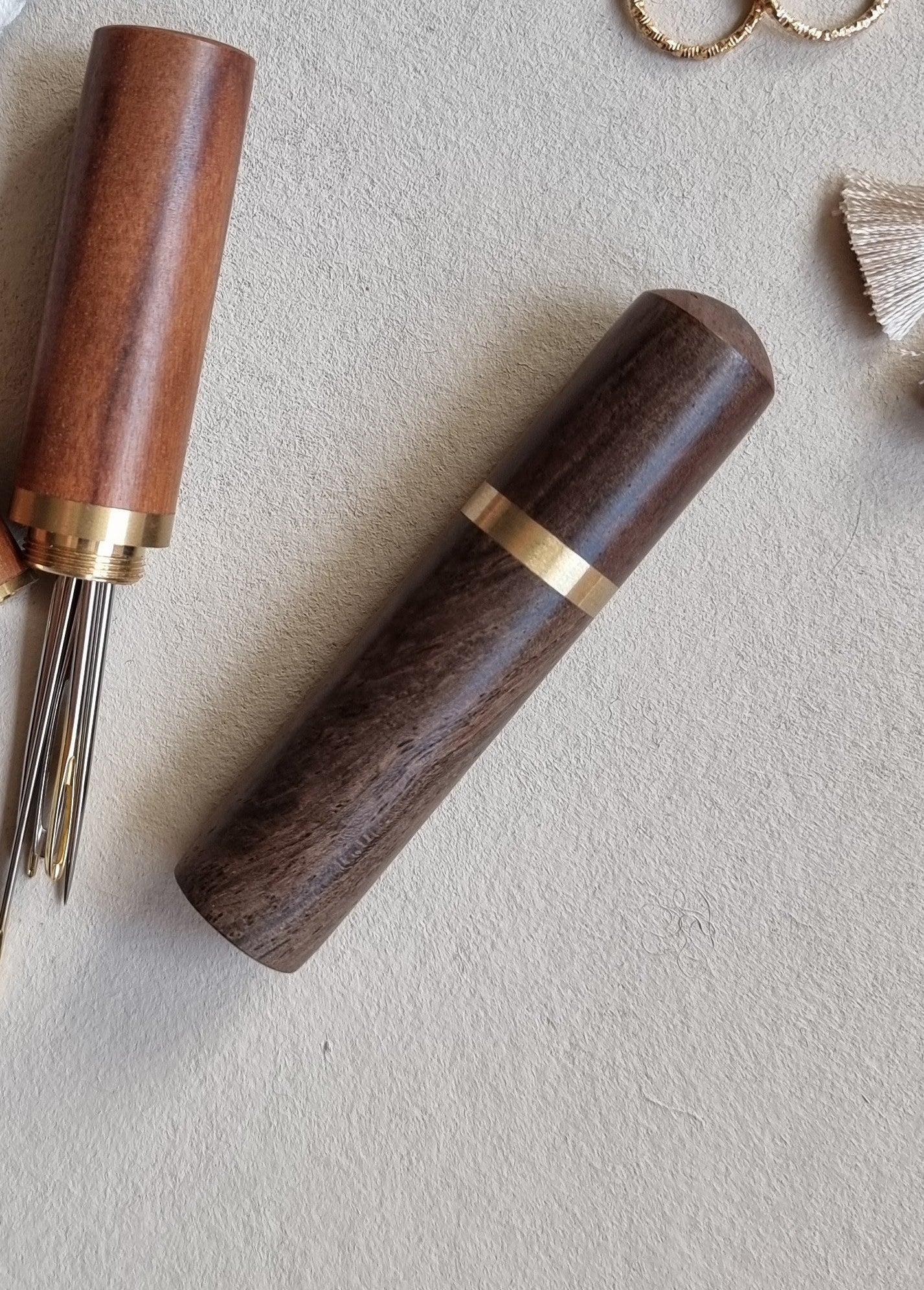 Praktisk nåleholder i tre med skrulokk