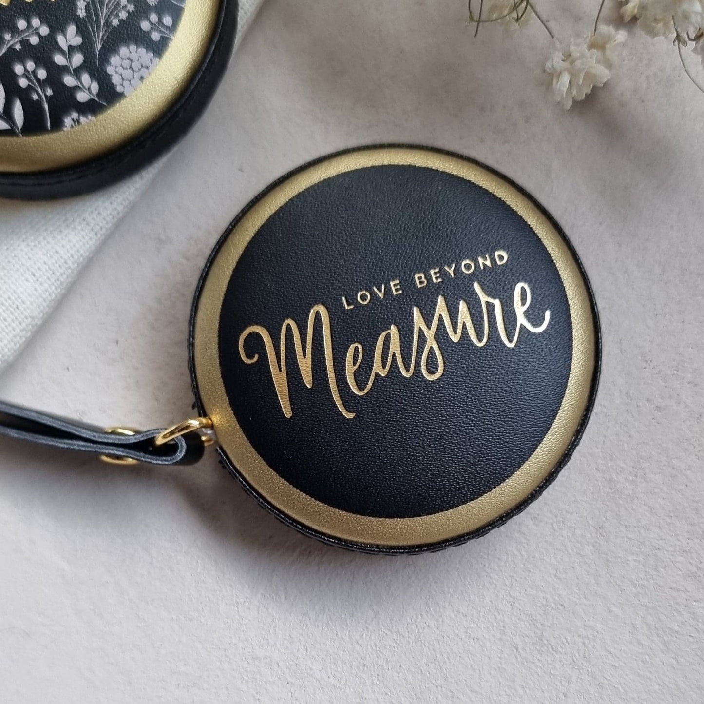 (NYHET) Målebånd "Love beyond measure"