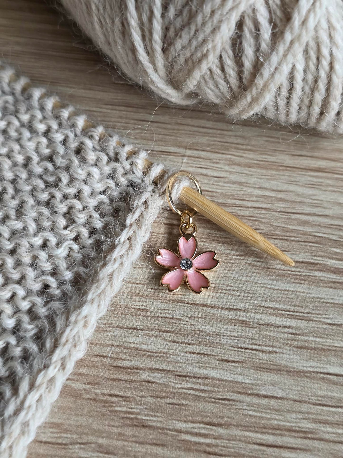 (VÅRNYHET) Rosa blomst med bling - Maskemarkør