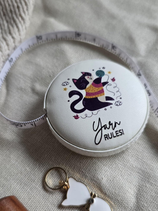 (UKENS PRODUKT) Målebånd "Yarn Rules"
