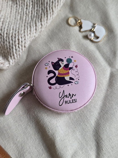 (UKENS PRODUKT) Målebånd "Yarn Rules"
