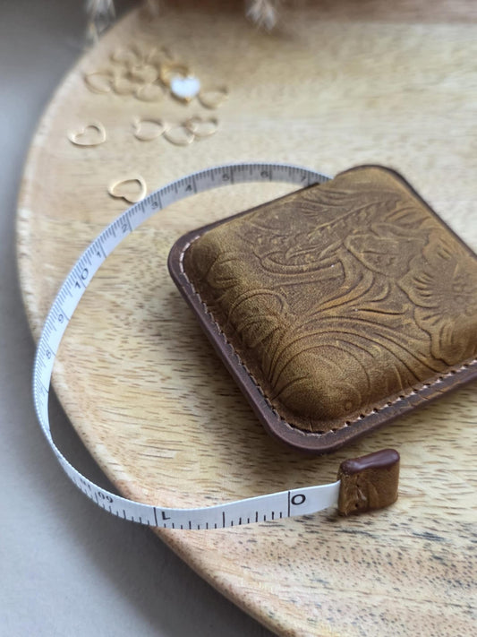 (UKENS PRODUKT) Målebånd i skinn