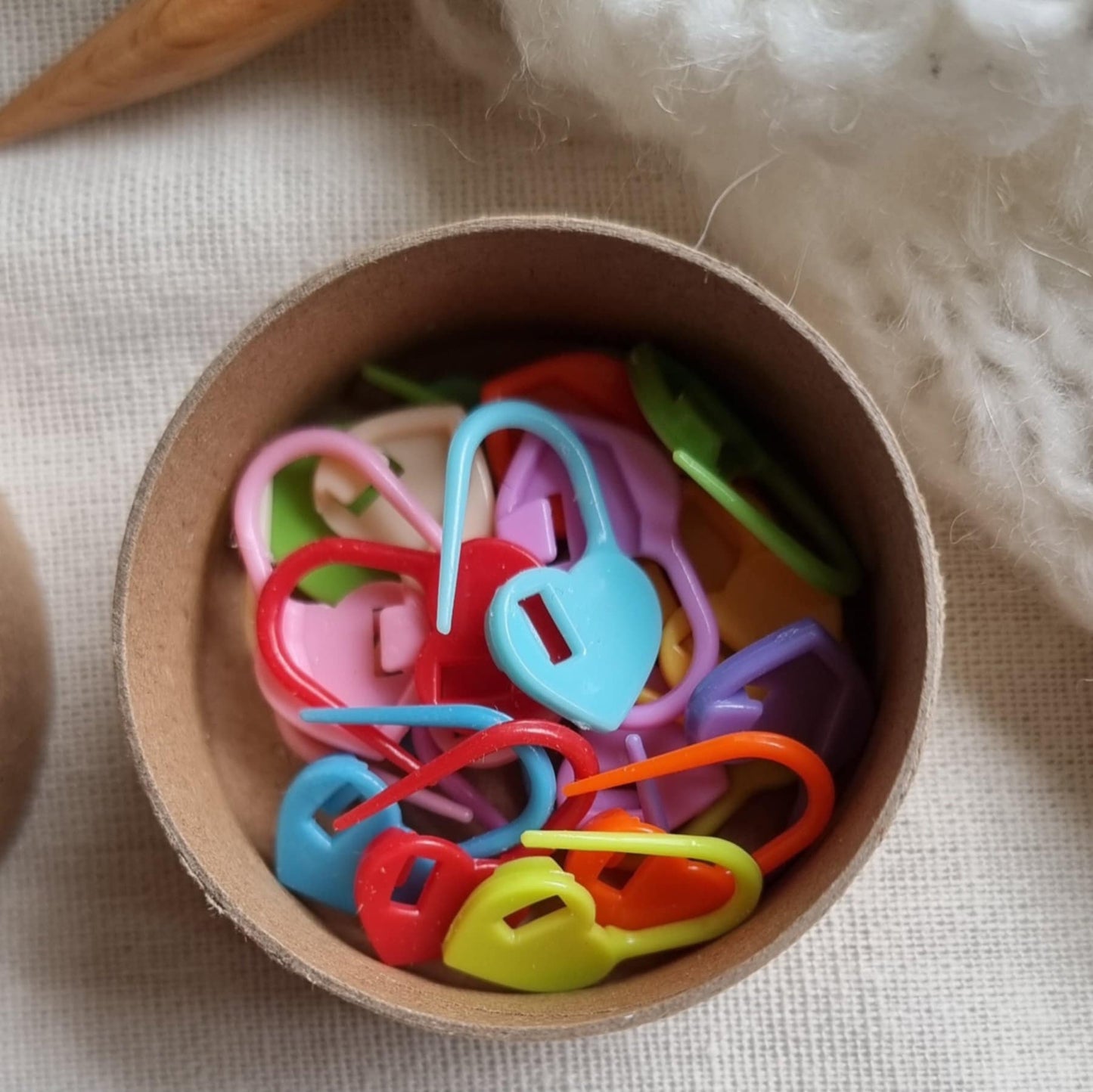 (NYHET) Fargerike hjerter i boks - 20pk