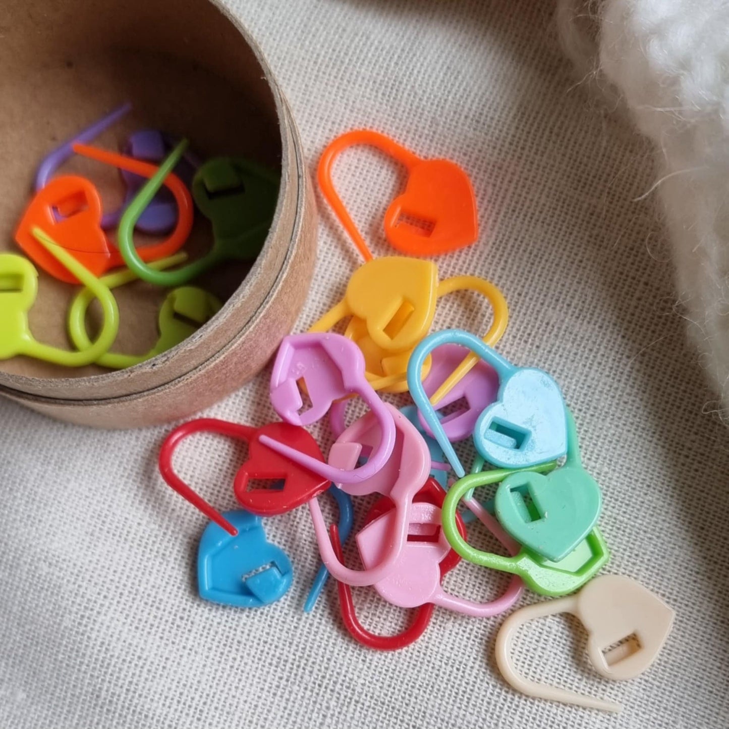 (NYHET) Fargerike hjerter i boks - 20pk